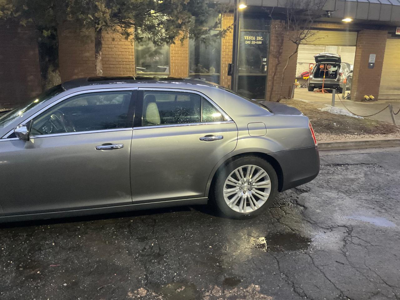 Chrysler 300 4dr Sdn 300C RWD 2011