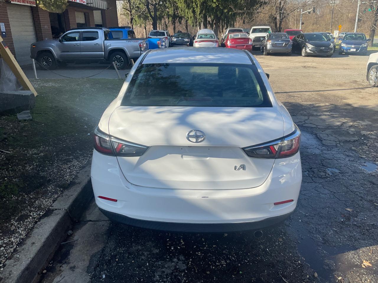Scion iA 4dr Sdn Man (Natl) 2016