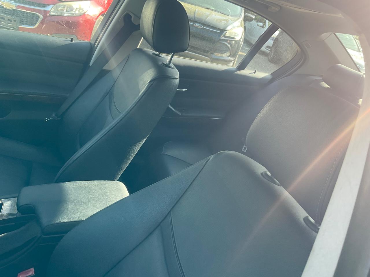 BMW 3 Series 4dr Sdn 328i xDrive AWD 2011