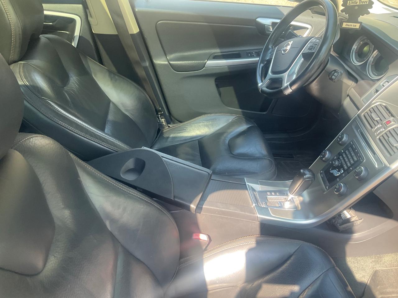 Volvo XC60 4dr 3.2L PZEV 2012