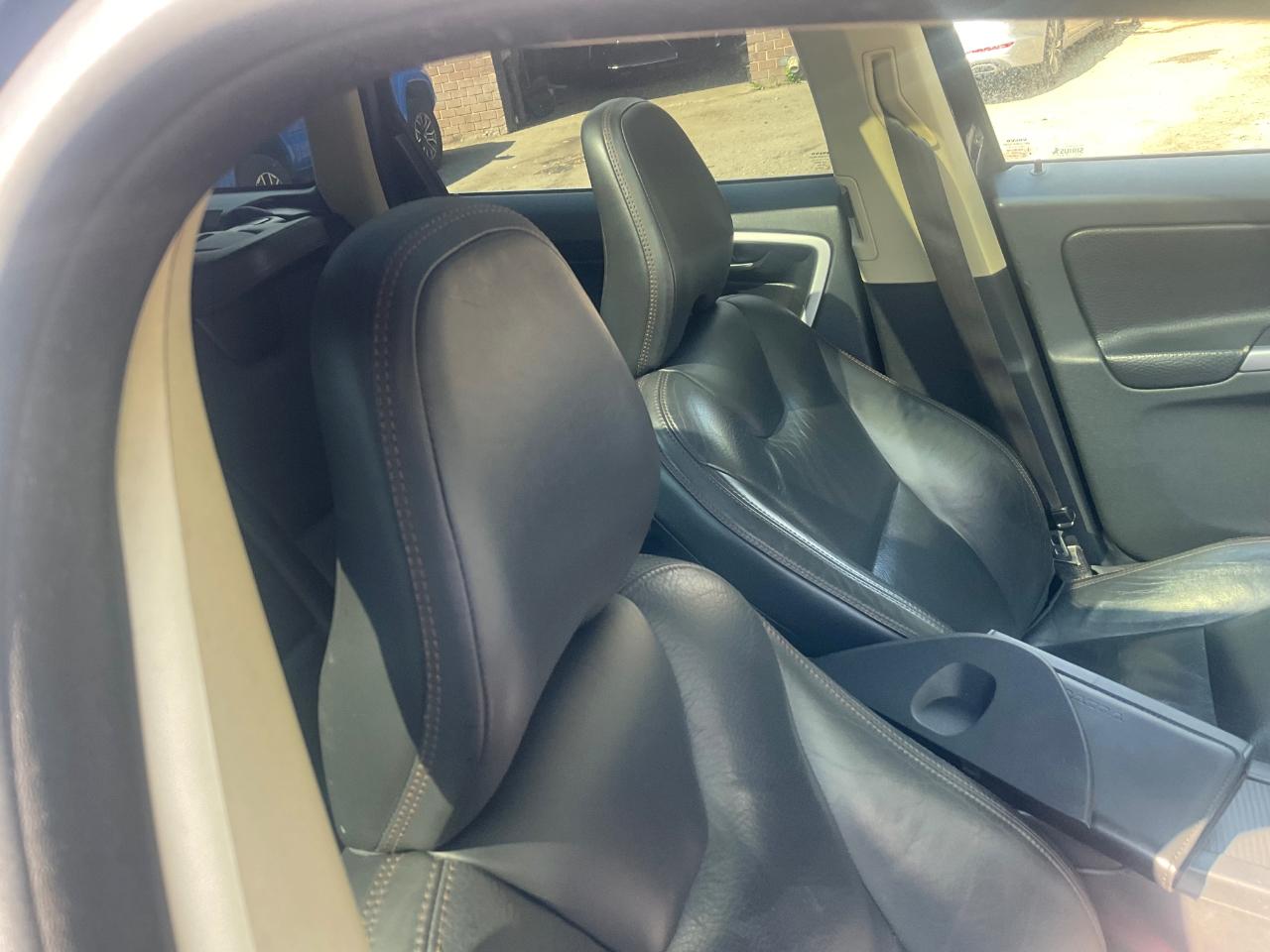 Volvo XC60 4dr 3.2L PZEV 2012