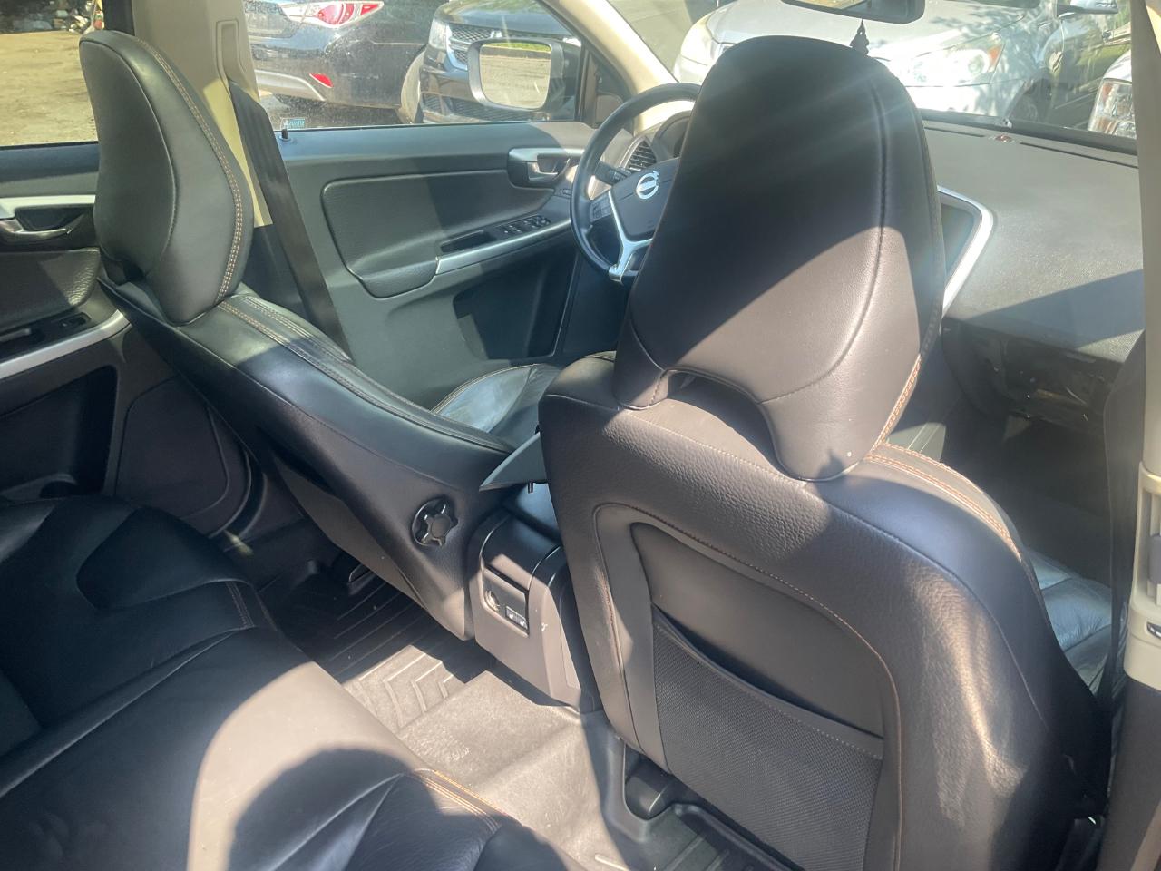 Volvo XC60 4dr 3.2L PZEV 2012