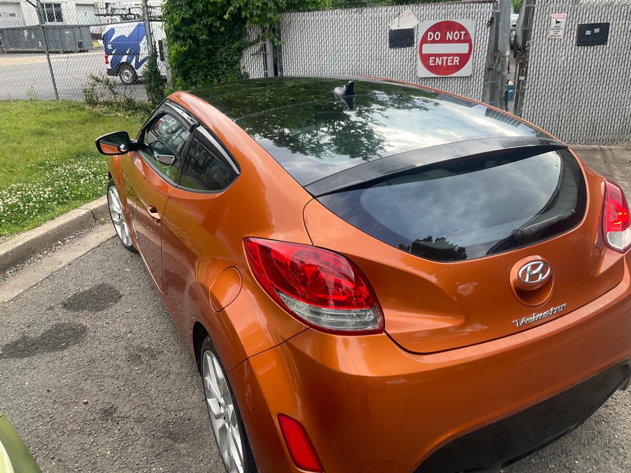 Hyundai Veloster 3dr Cpe Man w/Black Int 2012
