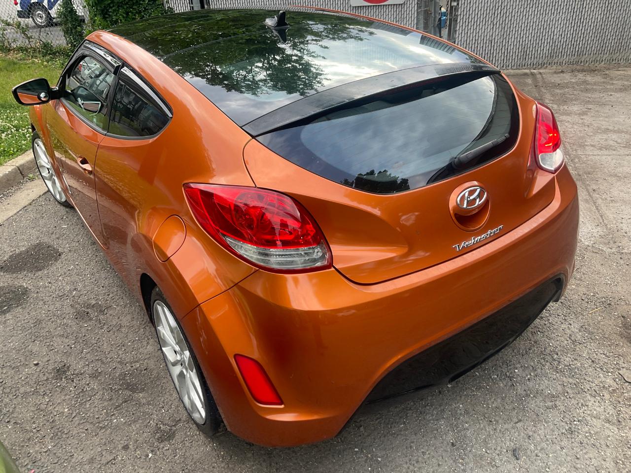 Hyundai Veloster 3dr Cpe Man w/Black Int 2012