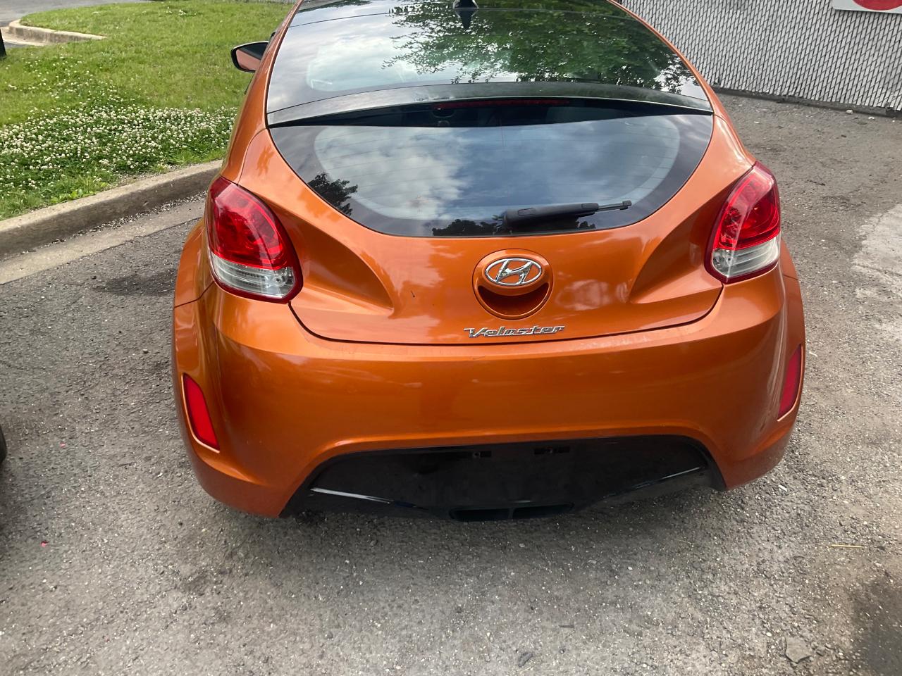 Hyundai Veloster 3dr Cpe Man w/Black Int 2012
