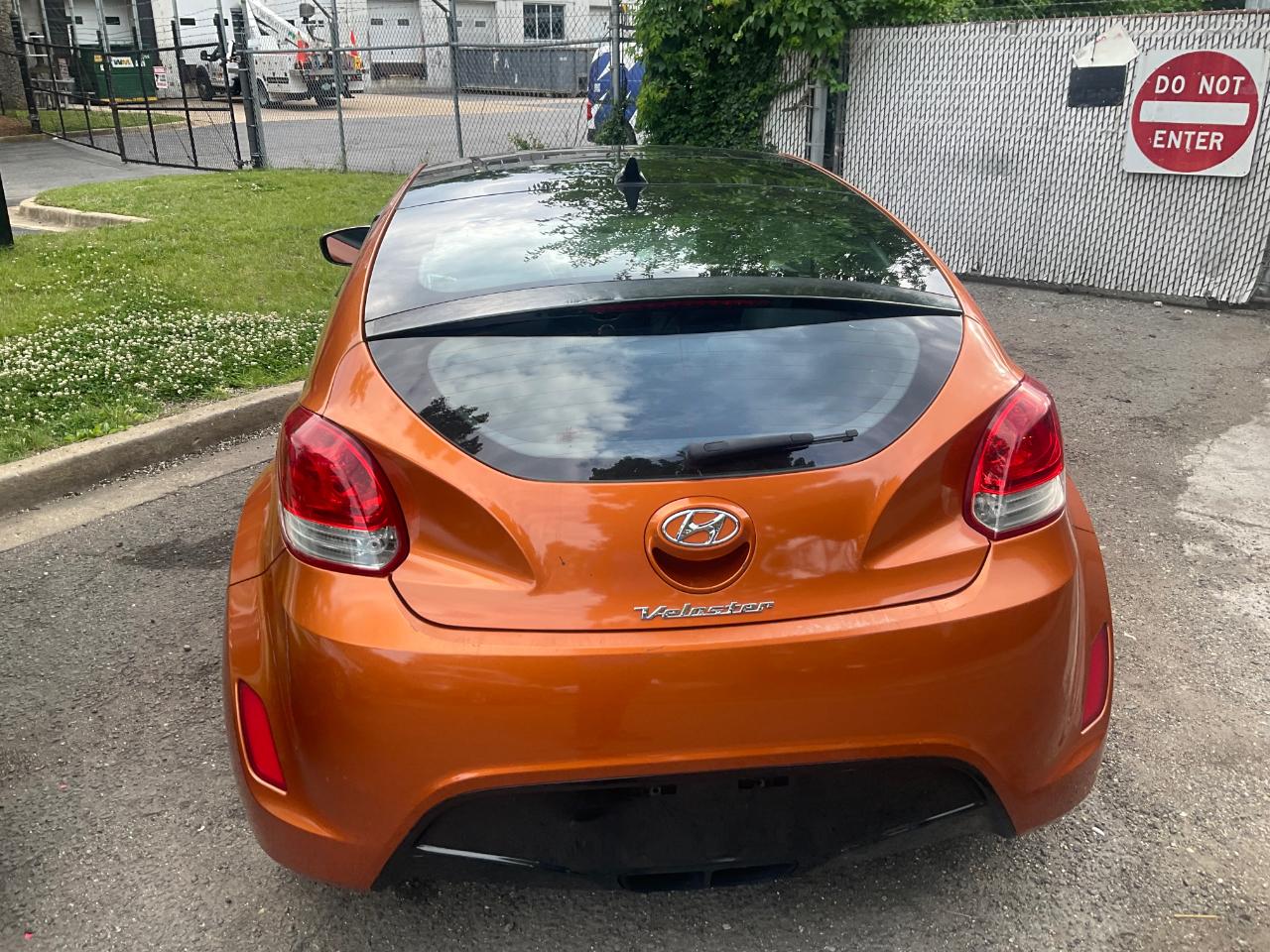 Hyundai Veloster 3dr Cpe Man w/Black Int 2012