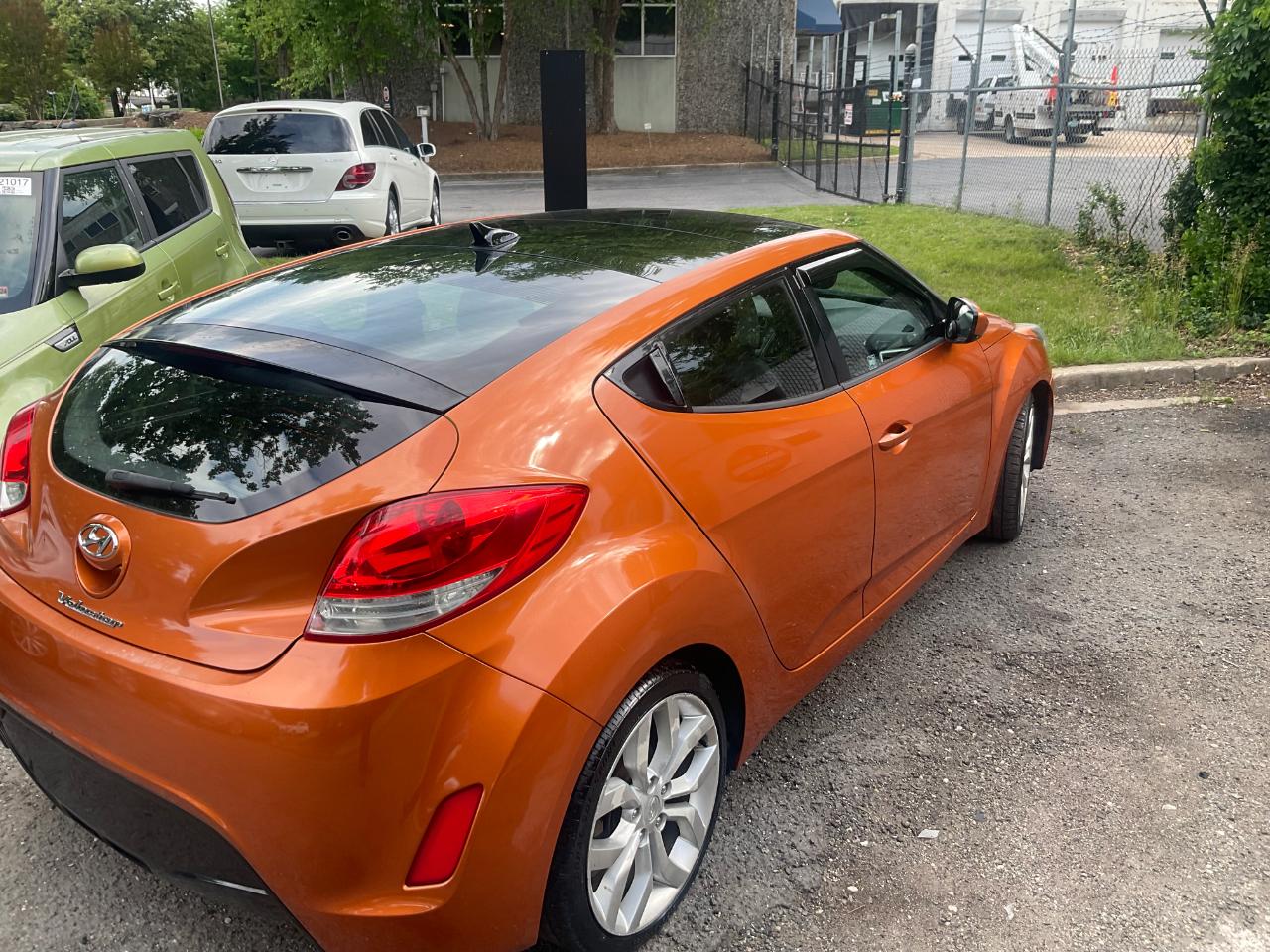 Hyundai Veloster 3dr Cpe Man w/Black Int 2012