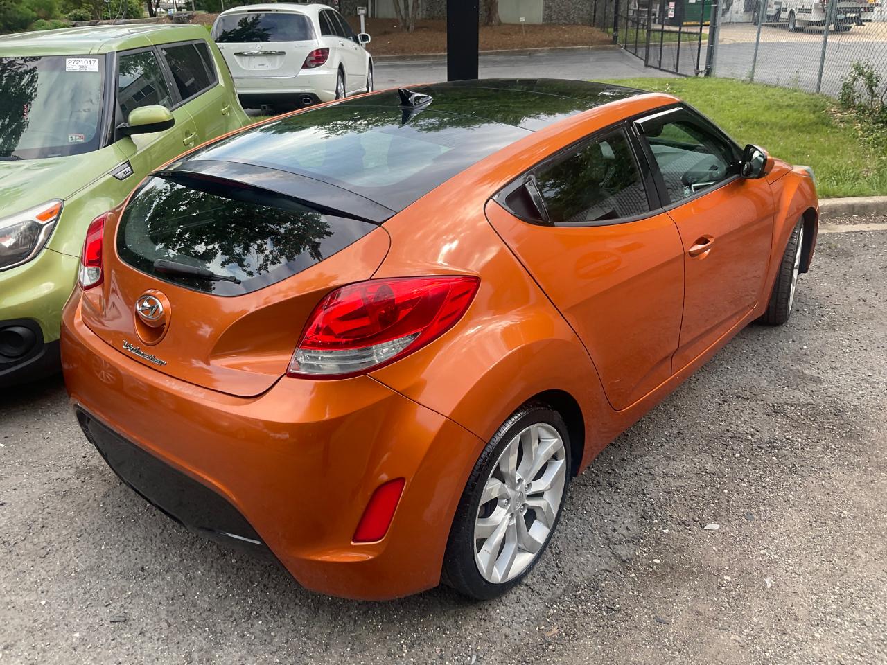 Hyundai Veloster 3dr Cpe Man w/Black Int 2012