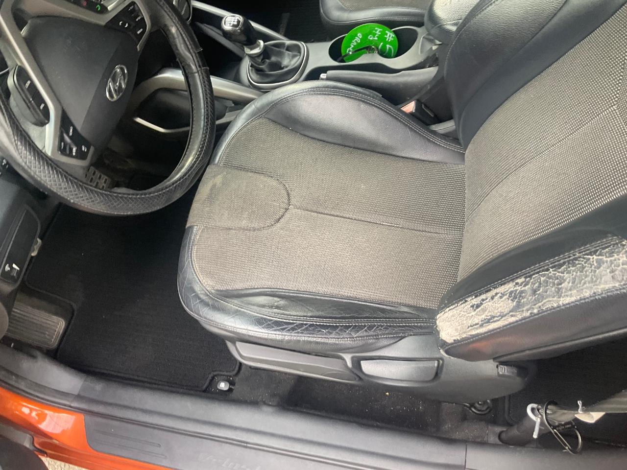 Hyundai Veloster 3dr Cpe Man w/Black Int 2012