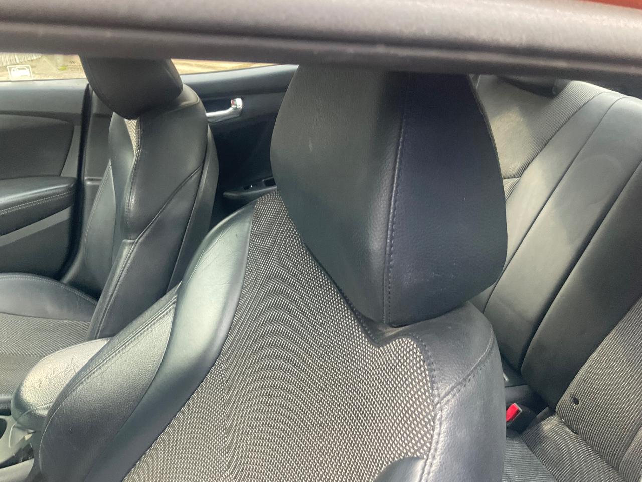 Hyundai Veloster 3dr Cpe Man w/Black Int 2012