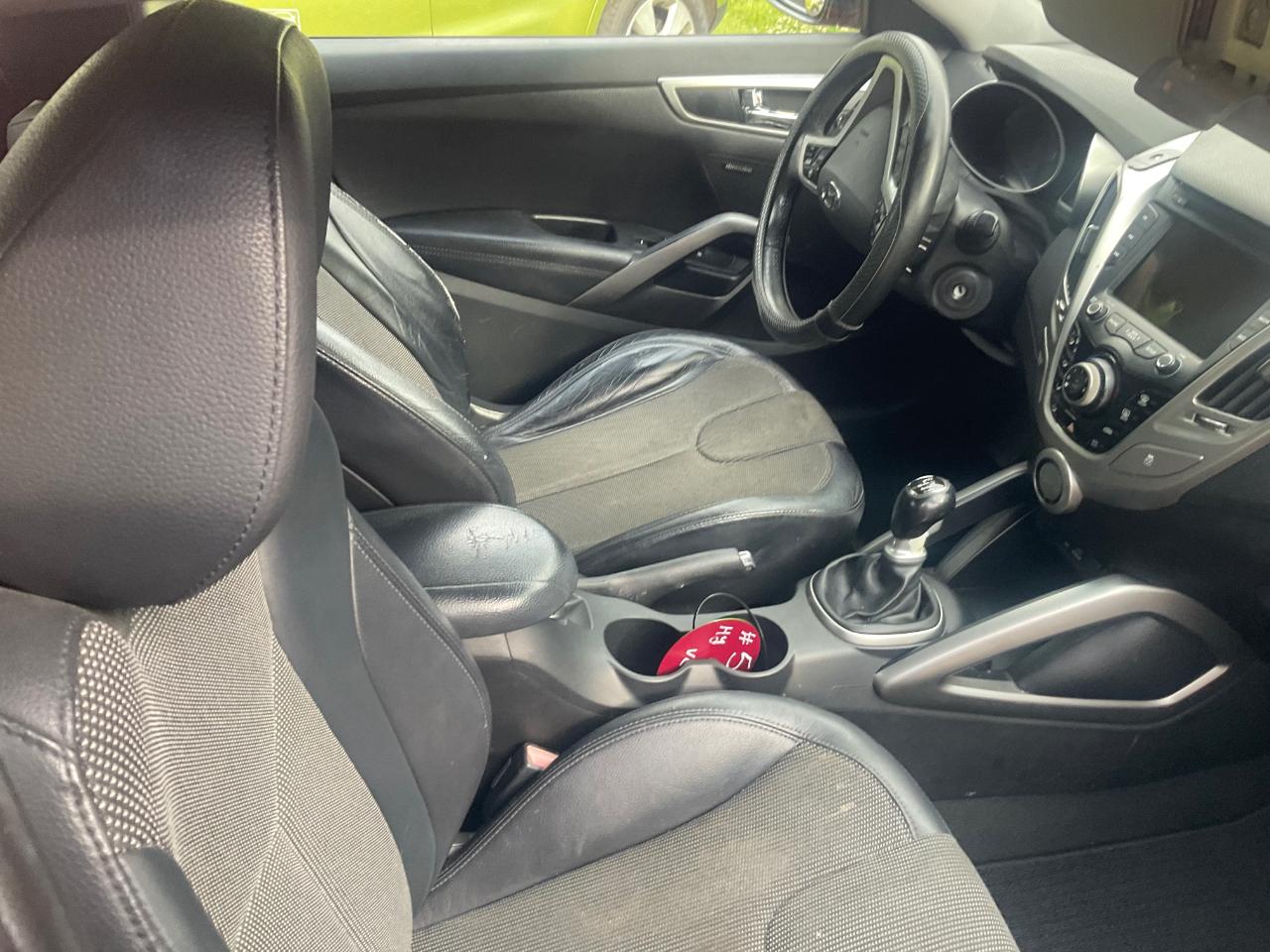 Hyundai Veloster 3dr Cpe Man w/Black Int 2012
