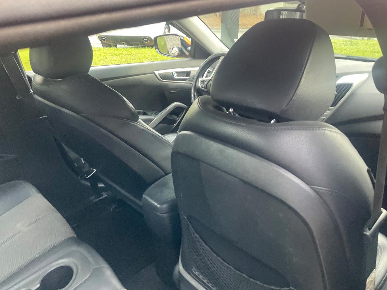 Hyundai Veloster 3dr Cpe Man w/Black Int 2012