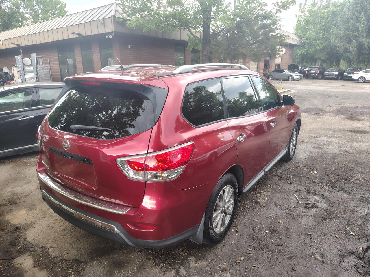Nissan Pathfinder 2WD 4dr SV 2014