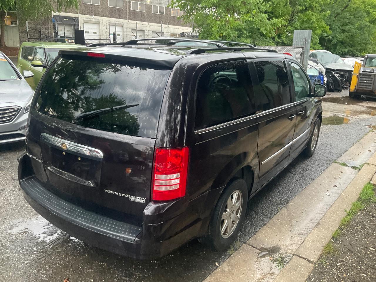 Chrysler Town & Country 4dr Wgn Touring Plus 2010