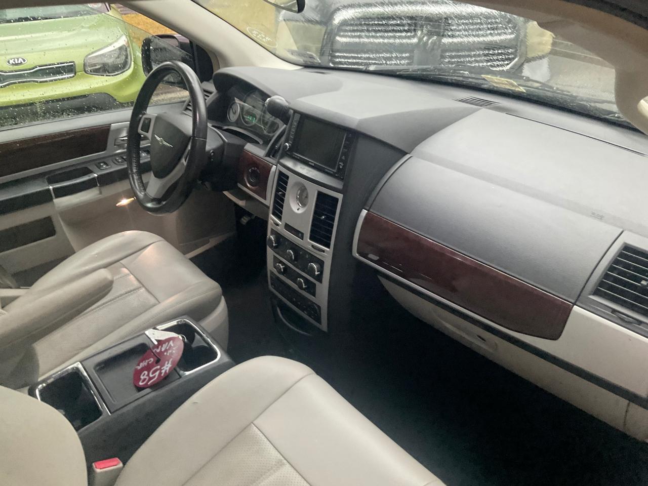 Chrysler Town & Country 4dr Wgn Touring Plus 2010