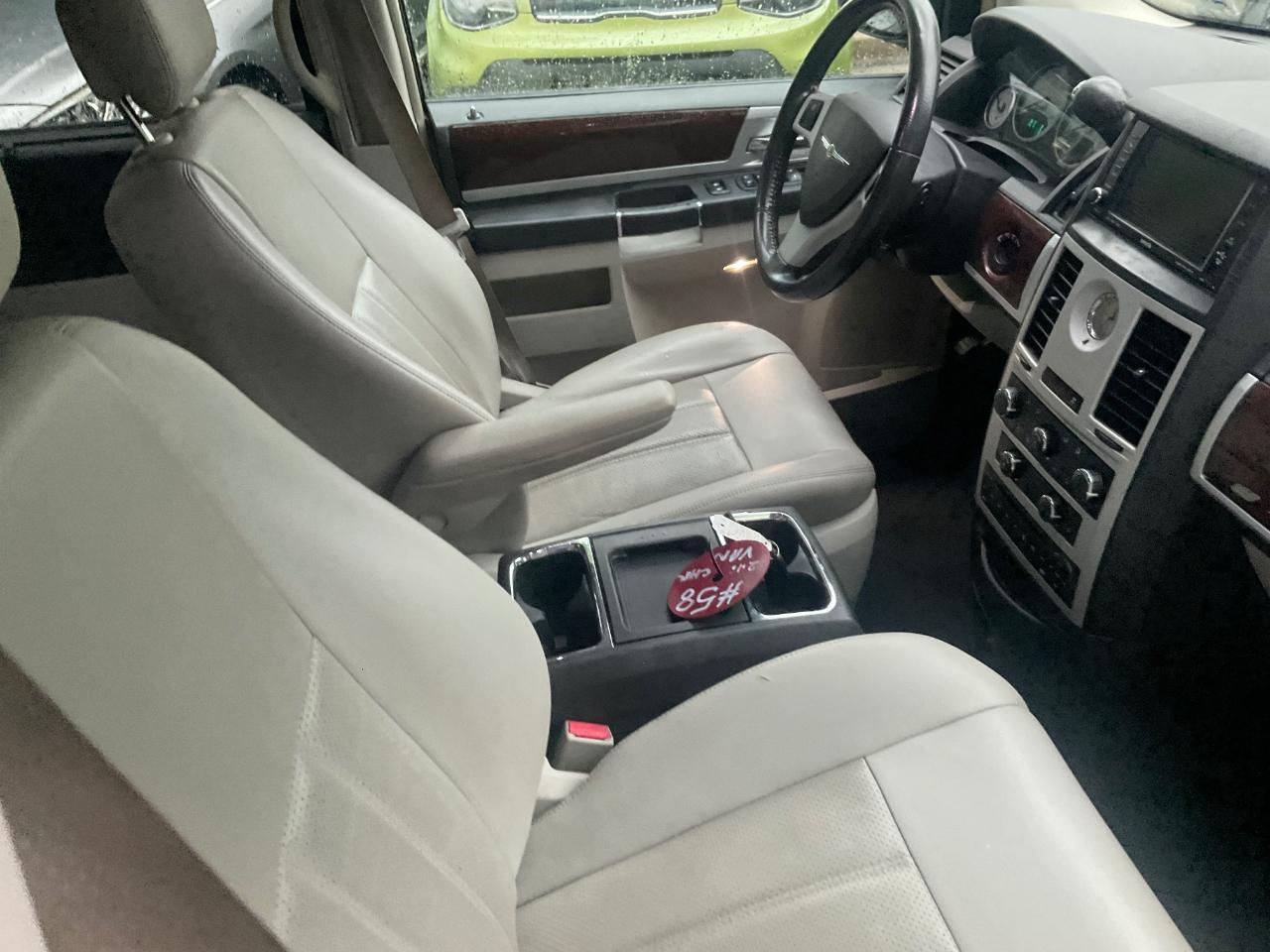 Chrysler Town & Country 4dr Wgn Touring Plus 2010