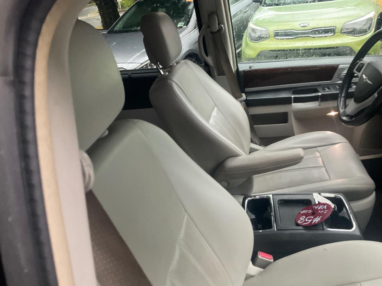 Chrysler Town & Country 4dr Wgn Touring Plus 2010