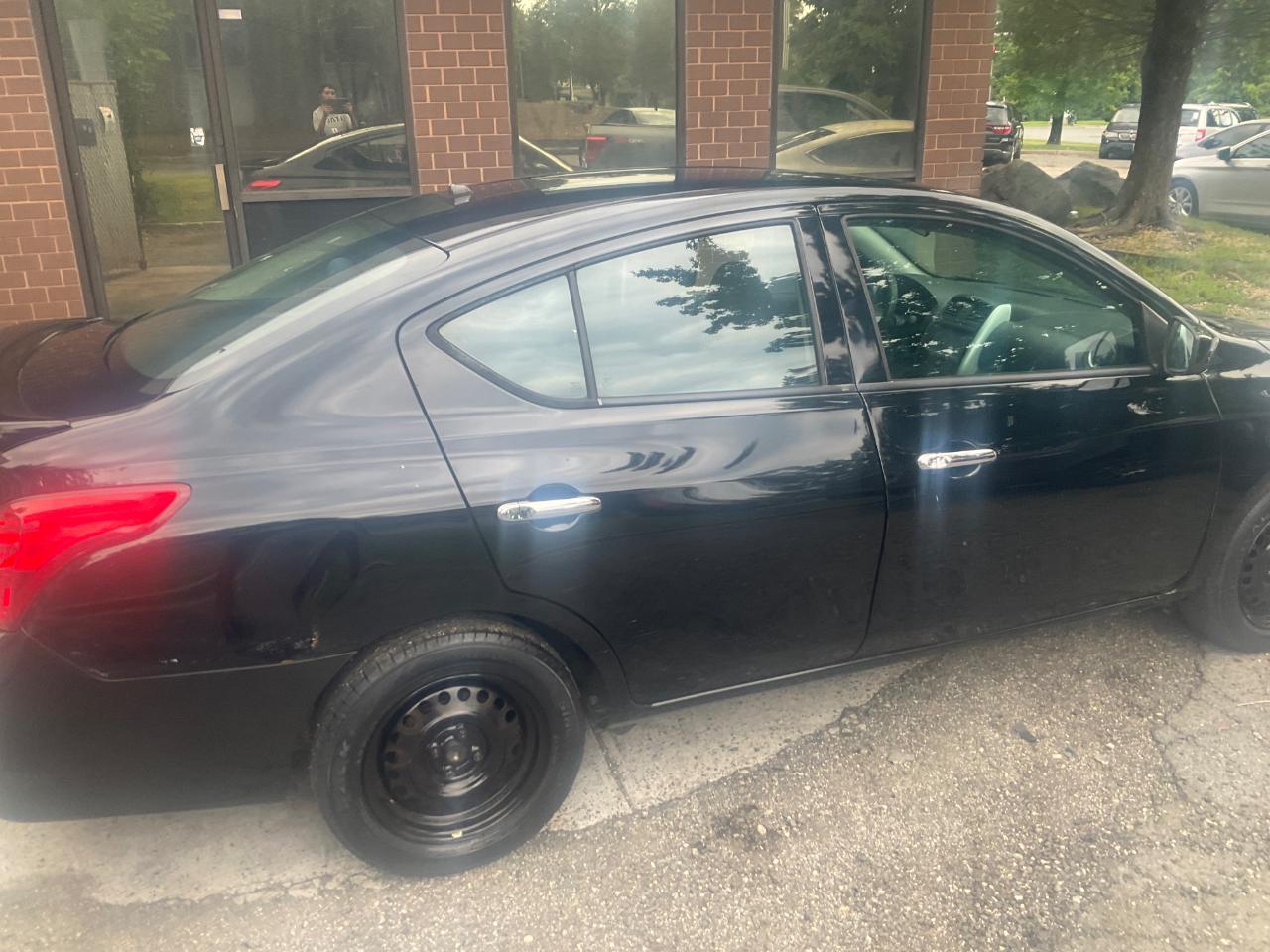 Nissan Versa Sedan SV CVT 2019