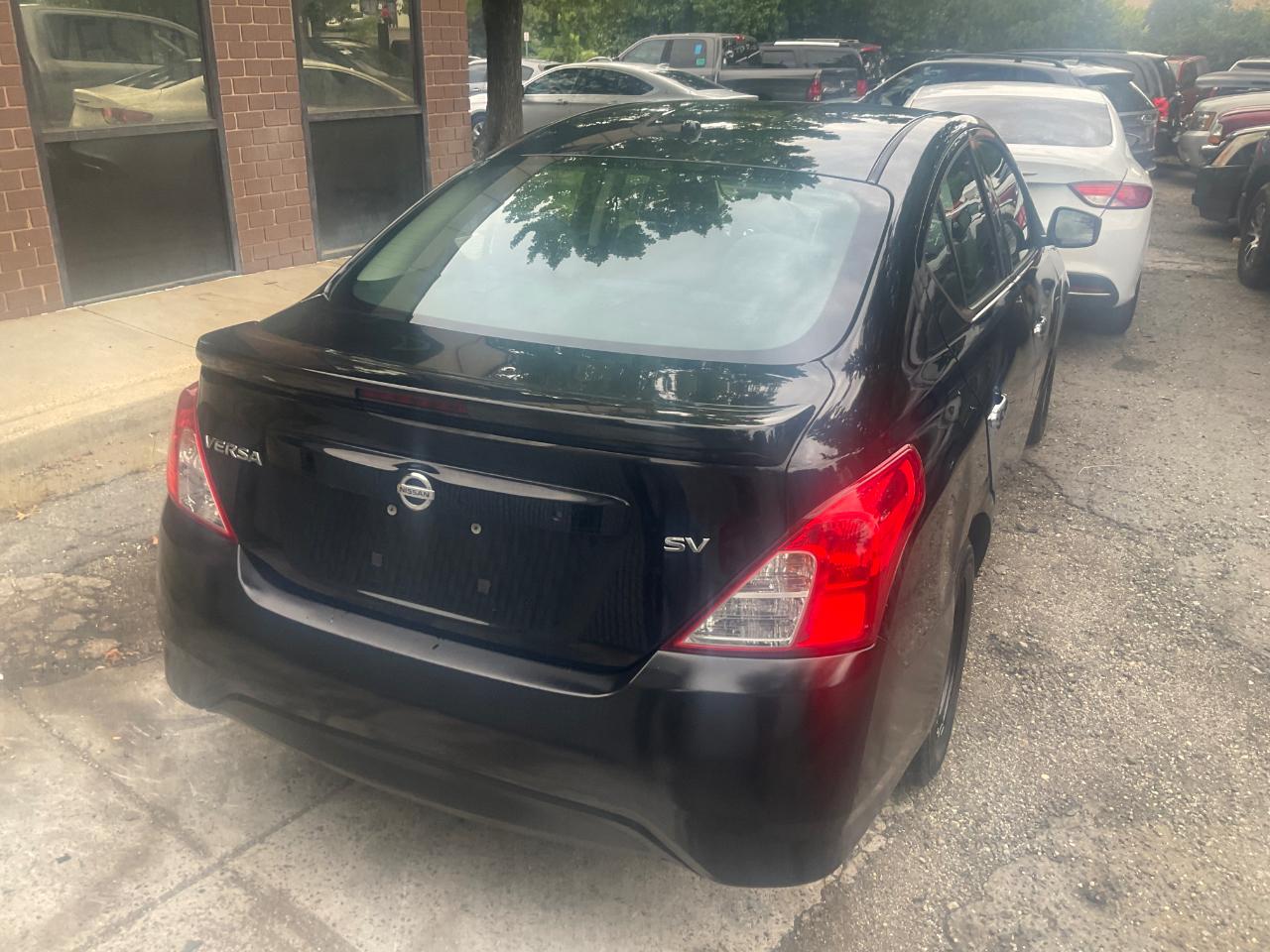 Nissan Versa Sedan SV CVT 2019