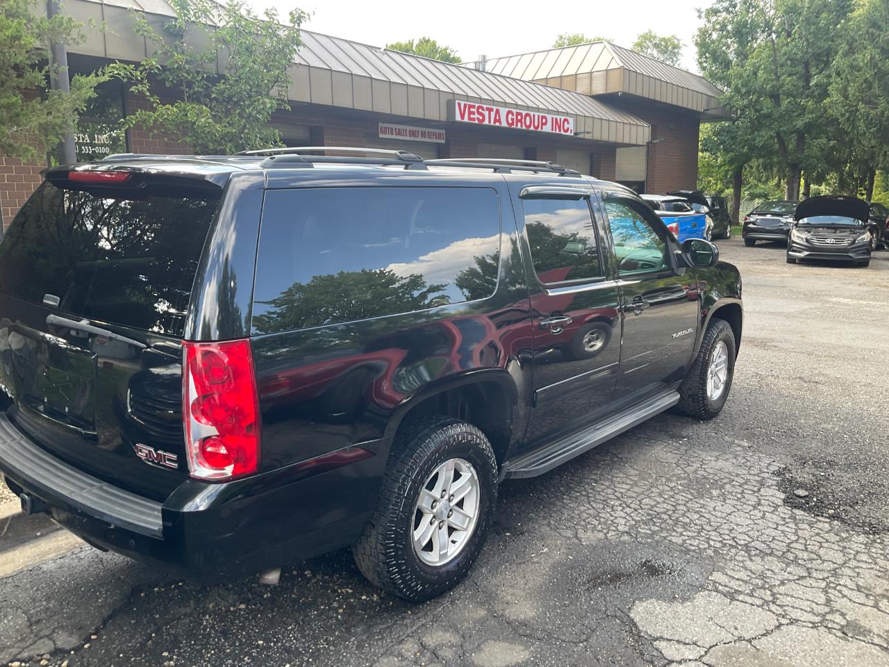 GMC Yukon XL 4WD 4dr 1500 SLT 2012