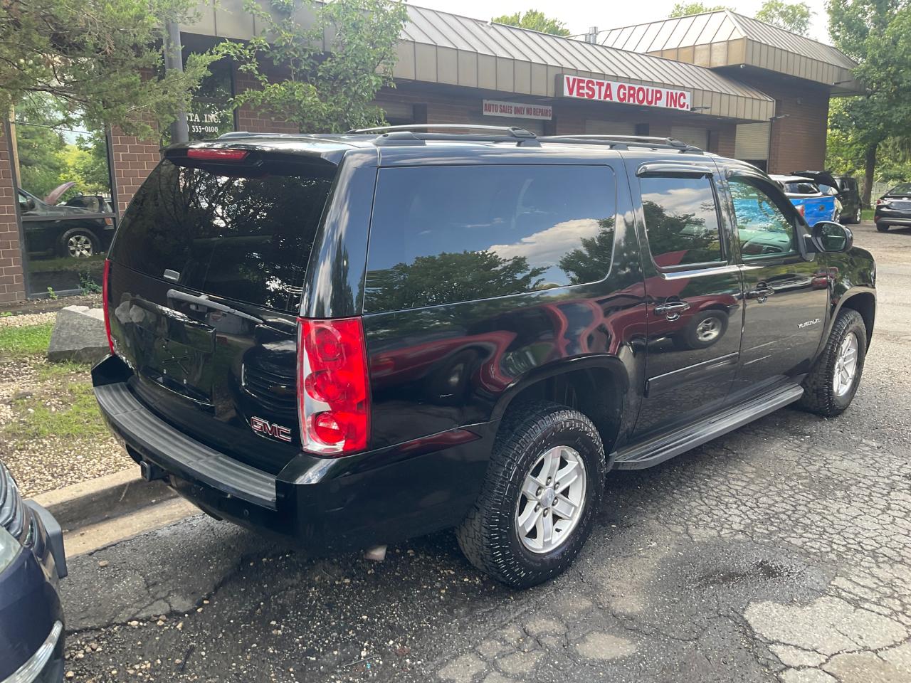 GMC Yukon XL 4WD 4dr 1500 SLT 2012