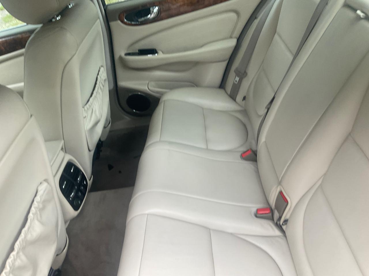 Jaguar XJ 4dr Sdn XJ8 2004