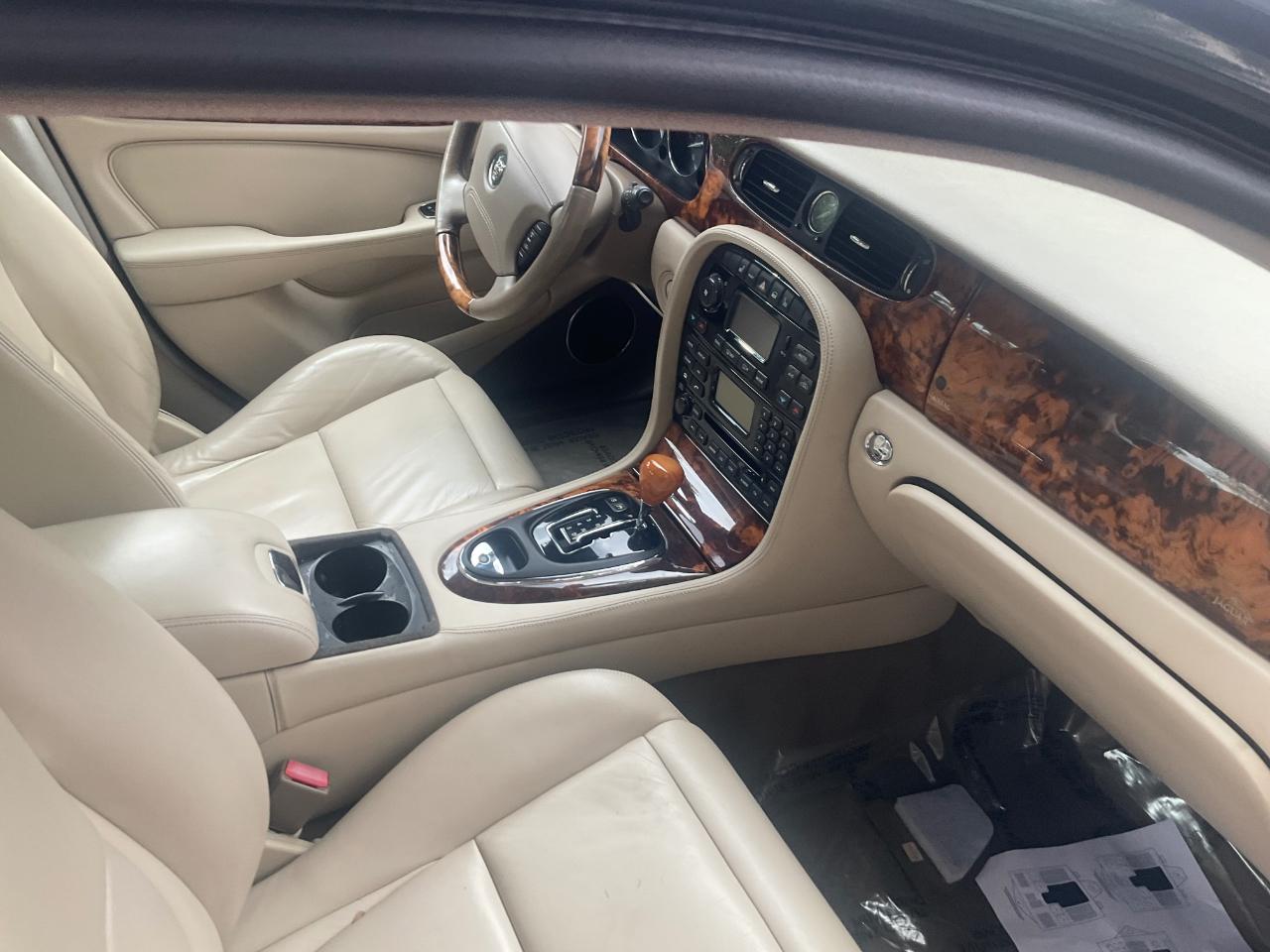 Jaguar XJ 4dr Sdn XJ8 2004