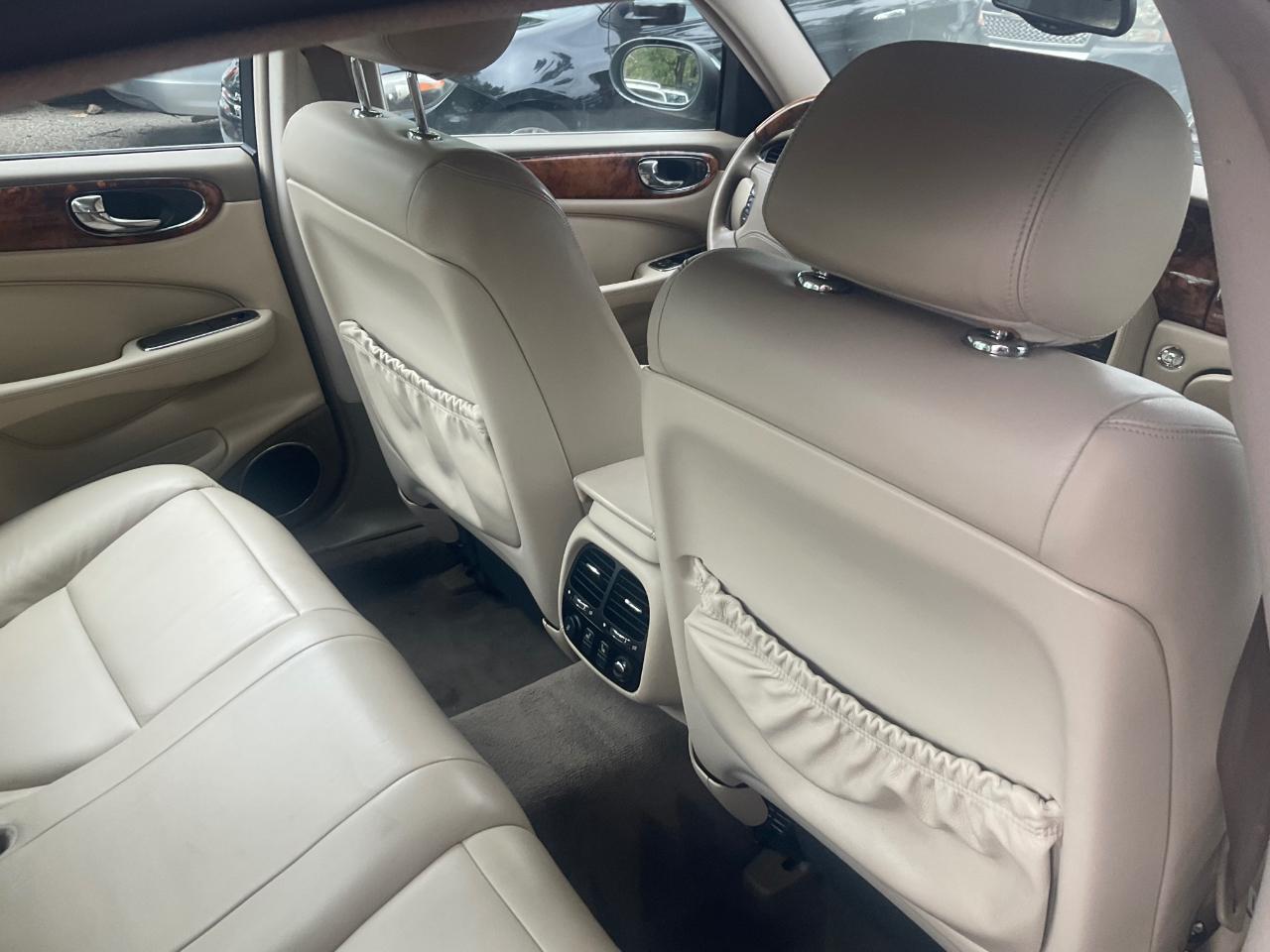 Jaguar XJ 4dr Sdn XJ8 2004