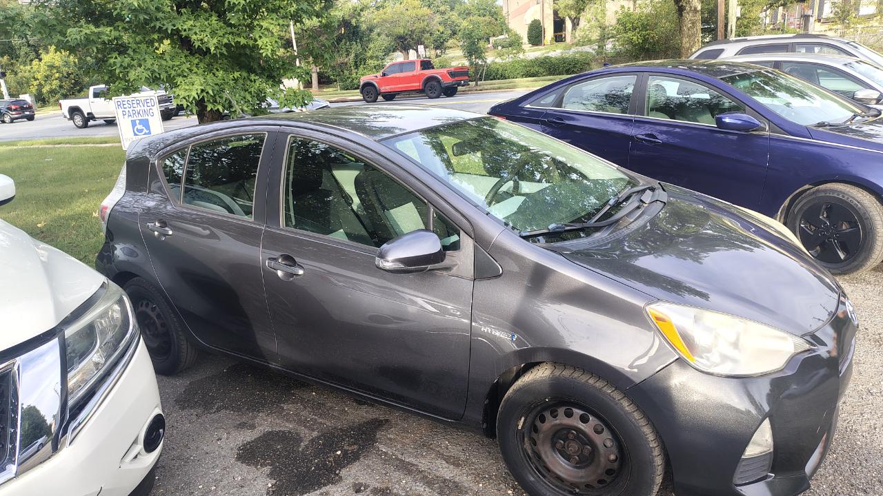 Toyota Prius c 5dr HB Three (Natl) 2012