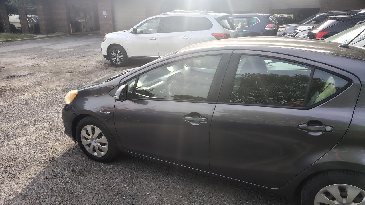 Toyota Prius c 5dr HB Three (Natl) 2012