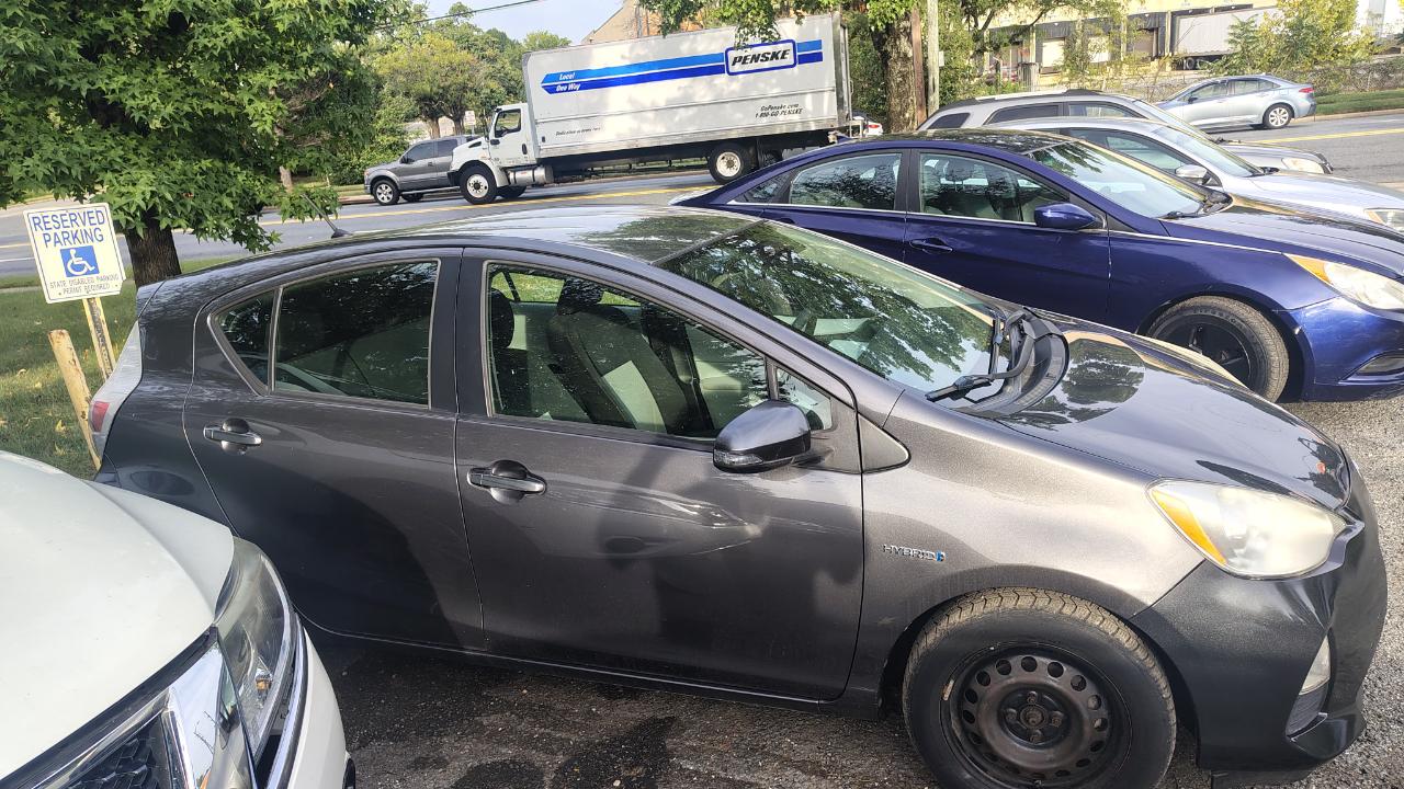Toyota Prius c 5dr HB Three (Natl) 2012