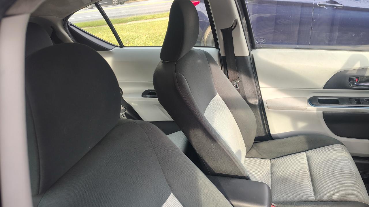 Toyota Prius c 5dr HB Three (Natl) 2012