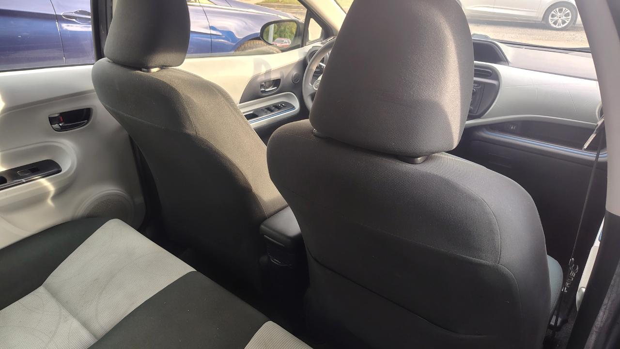 Toyota Prius c 5dr HB Three (Natl) 2012