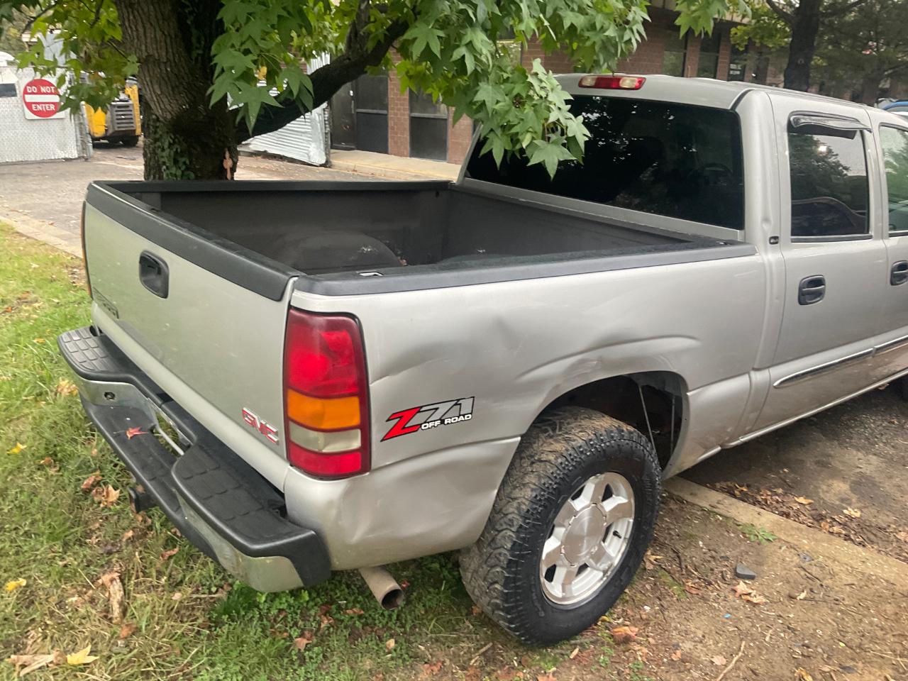 GMC Sierra 1500 Crew Cab 143.5" WB 4WD SLE 2005