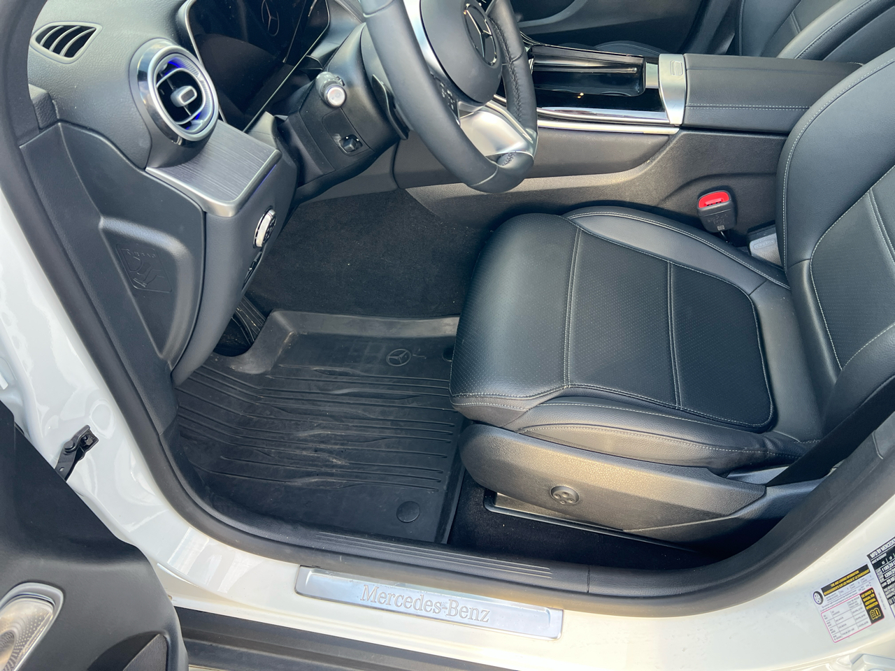 2025 Mercedes Benz GLC 300 4MATIC photo 4