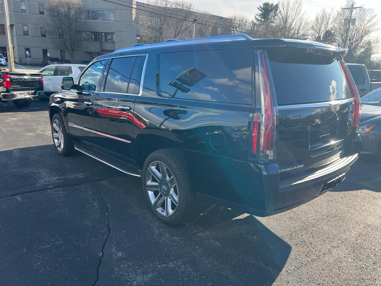 Cadillac Escalade ESV 4WD 4dr Luxury 2017