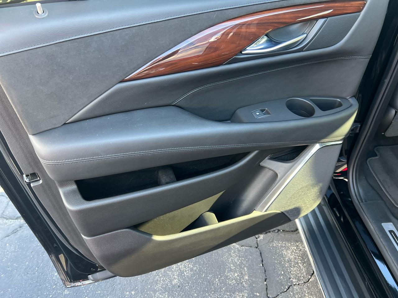 Cadillac Escalade ESV 4WD 4dr Luxury 2017