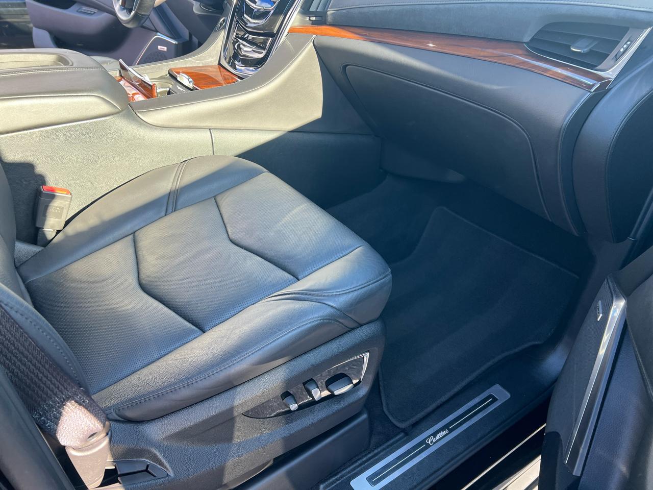 Cadillac Escalade ESV 4WD 4dr Luxury 2017