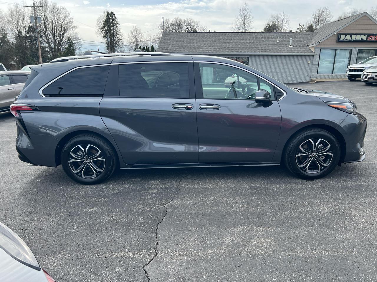 Toyota Sienna Platinum AWD 7-Passenger (Natl) 2025