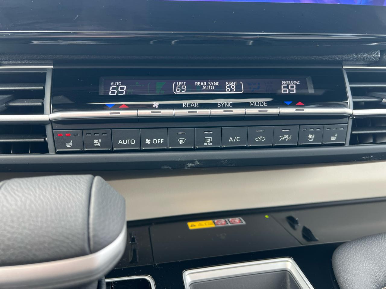 Toyota Sienna Platinum AWD 7-Passenger (Natl) 2025