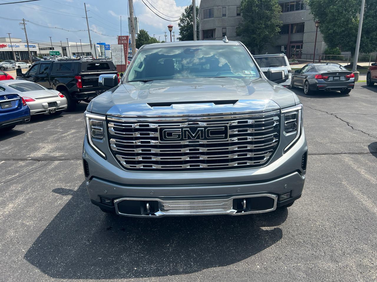 GMC Sierra 1500 4WD Crew Cab 147" Denali 2025