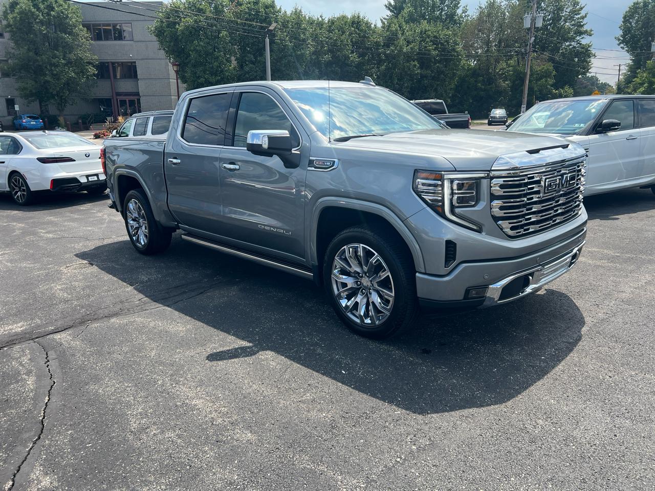 GMC Sierra 1500 4WD Crew Cab 147" Denali 2025