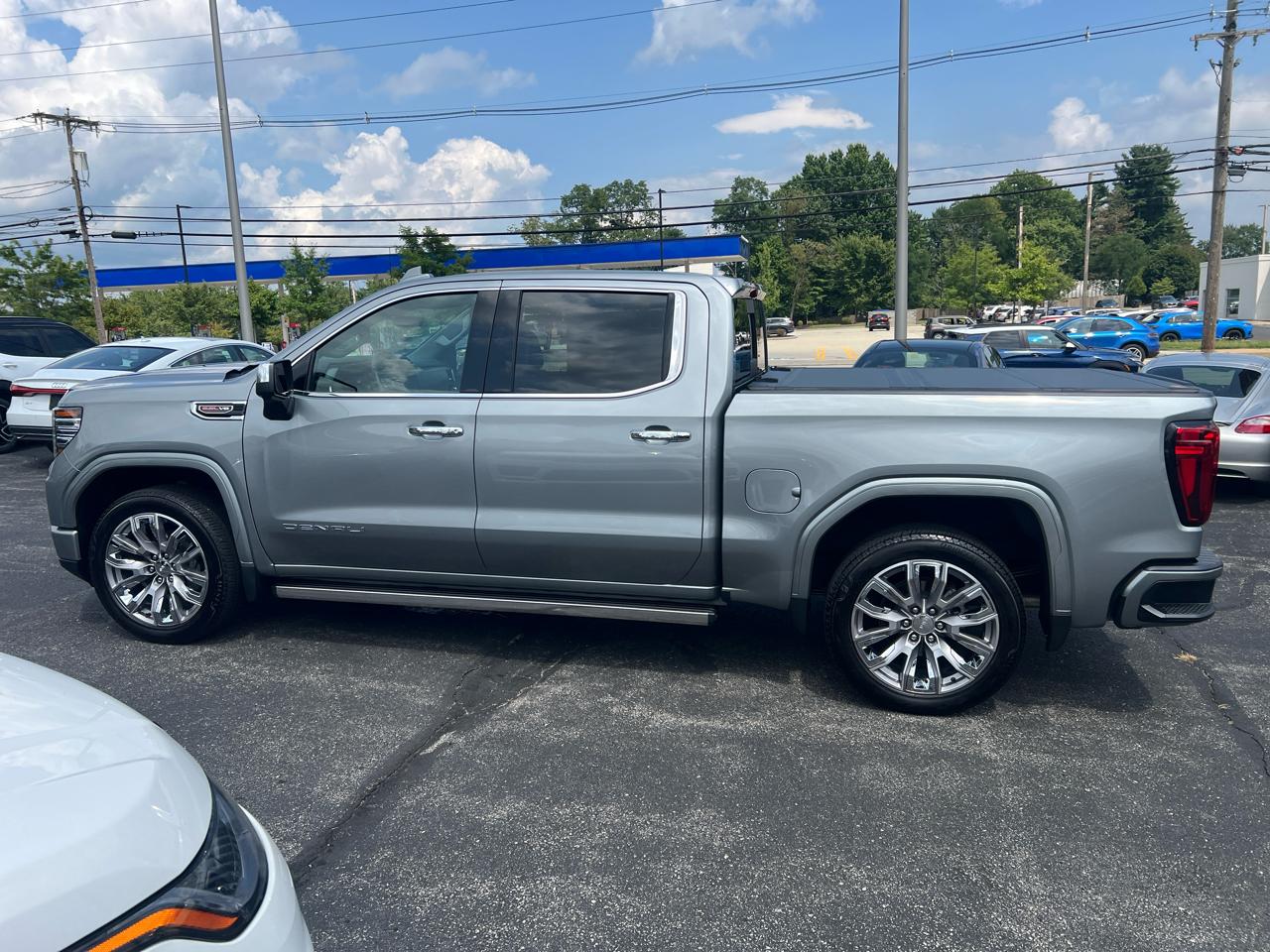 GMC Sierra 1500 4WD Crew Cab 147" Denali 2025