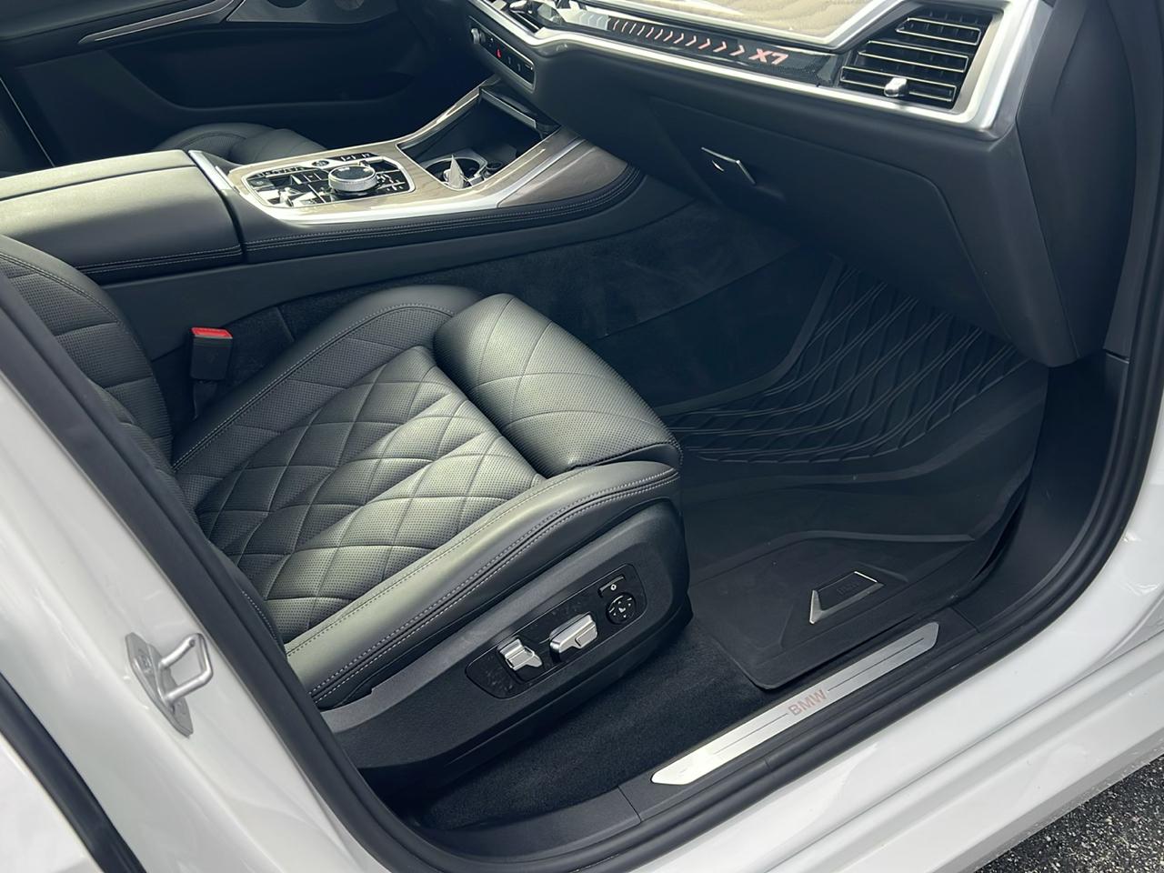 BMW X7 xDrive40i Sports Activity Vehicle 2024