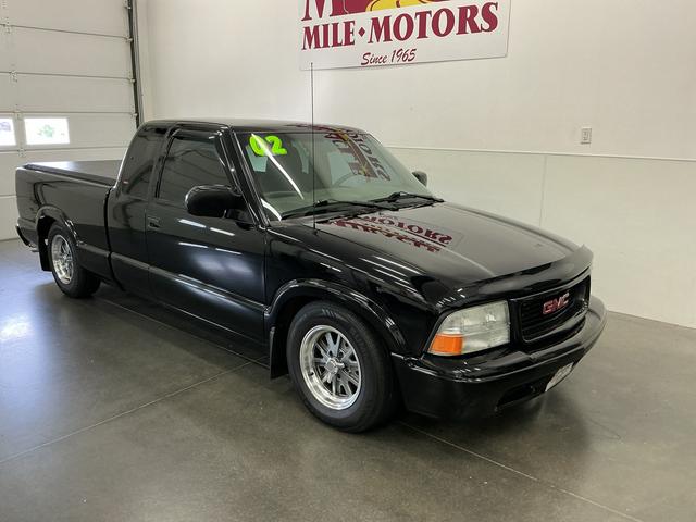 Black 2002 GMC Sonoma Pickup Truck Rear-Wheel Drive 4-Speed Automatic Overdrive