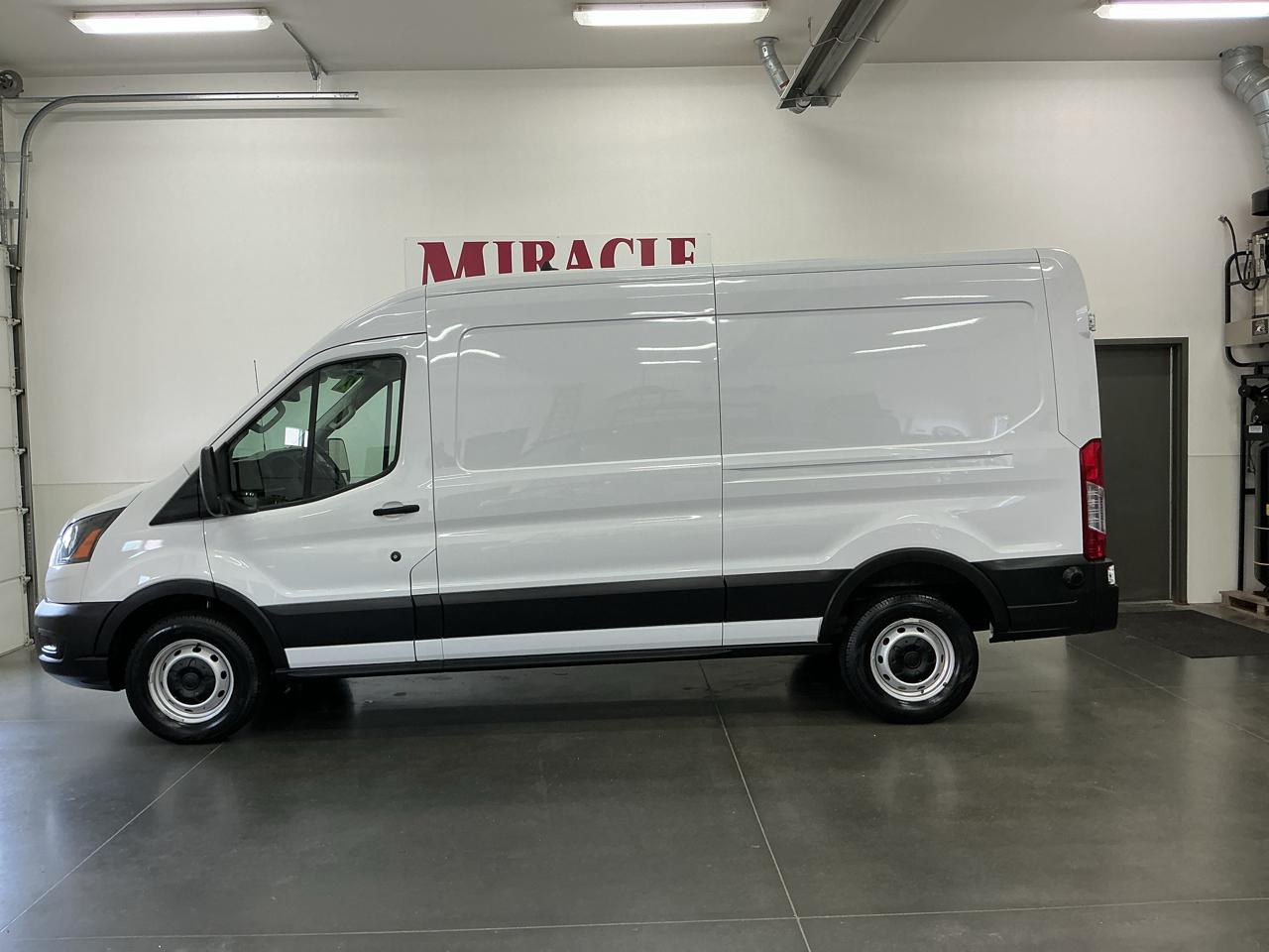 2024 Ford Transit Cargo Van T-250 148" Med Rf 9070 GVWR RWD