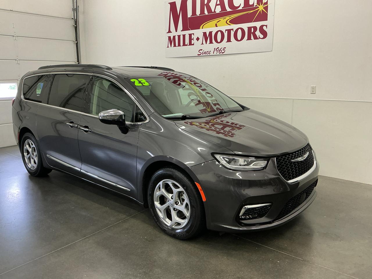 2023 Chrysler Pacifica Limited FWD