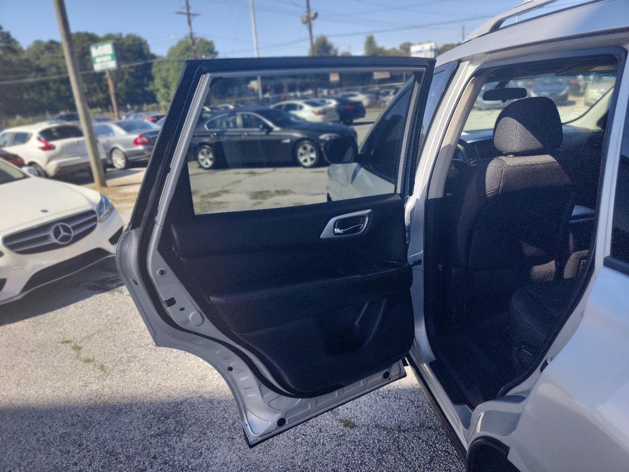 Nissan Pathfinder S 2020