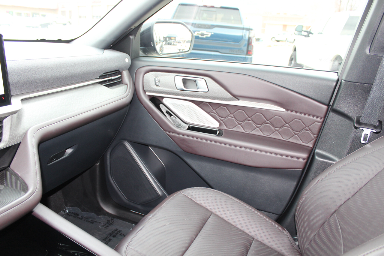 Ford Explorer Platinum AWD 2025