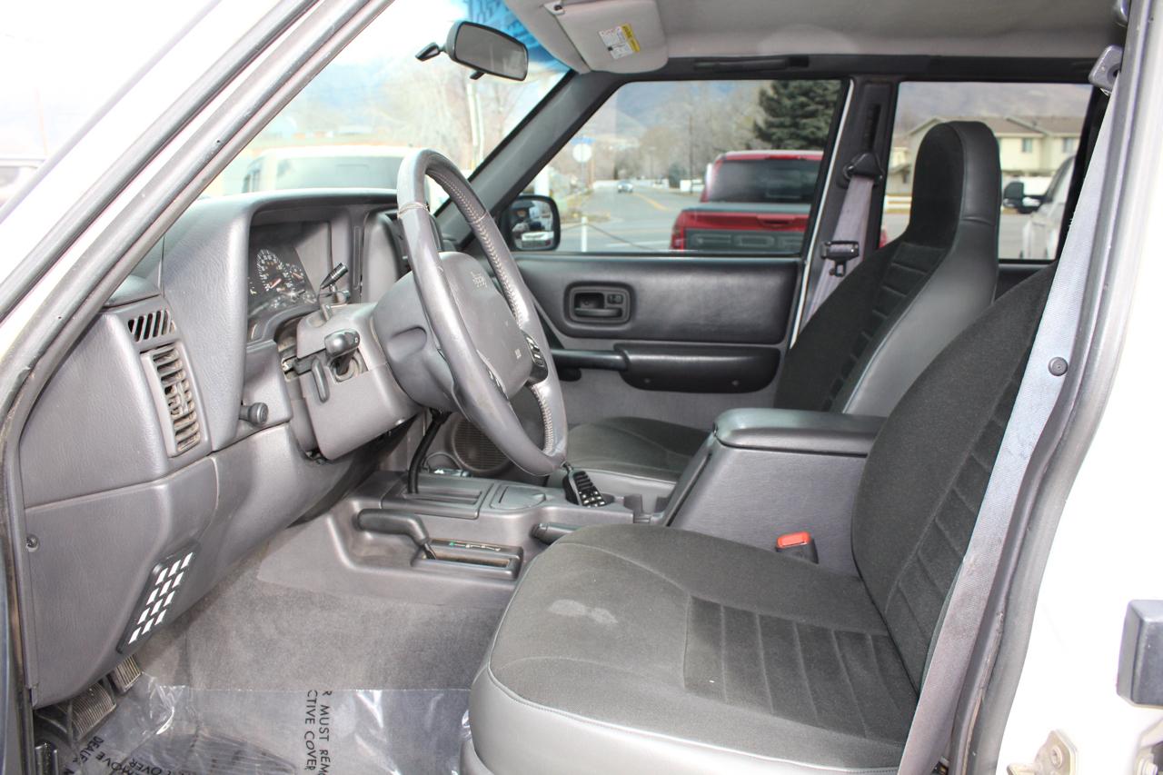 Jeep Cherokee Sport 4-Door 4WD 2001